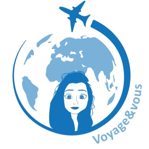 Logo représentant une map monde entourée par un avion en vol. Avec, une représentation dessinée de la dirigeante et le nom de l'entreprise