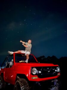 personne sur un véhicule rouge de nuit à Bali, sous un ciel étoilé