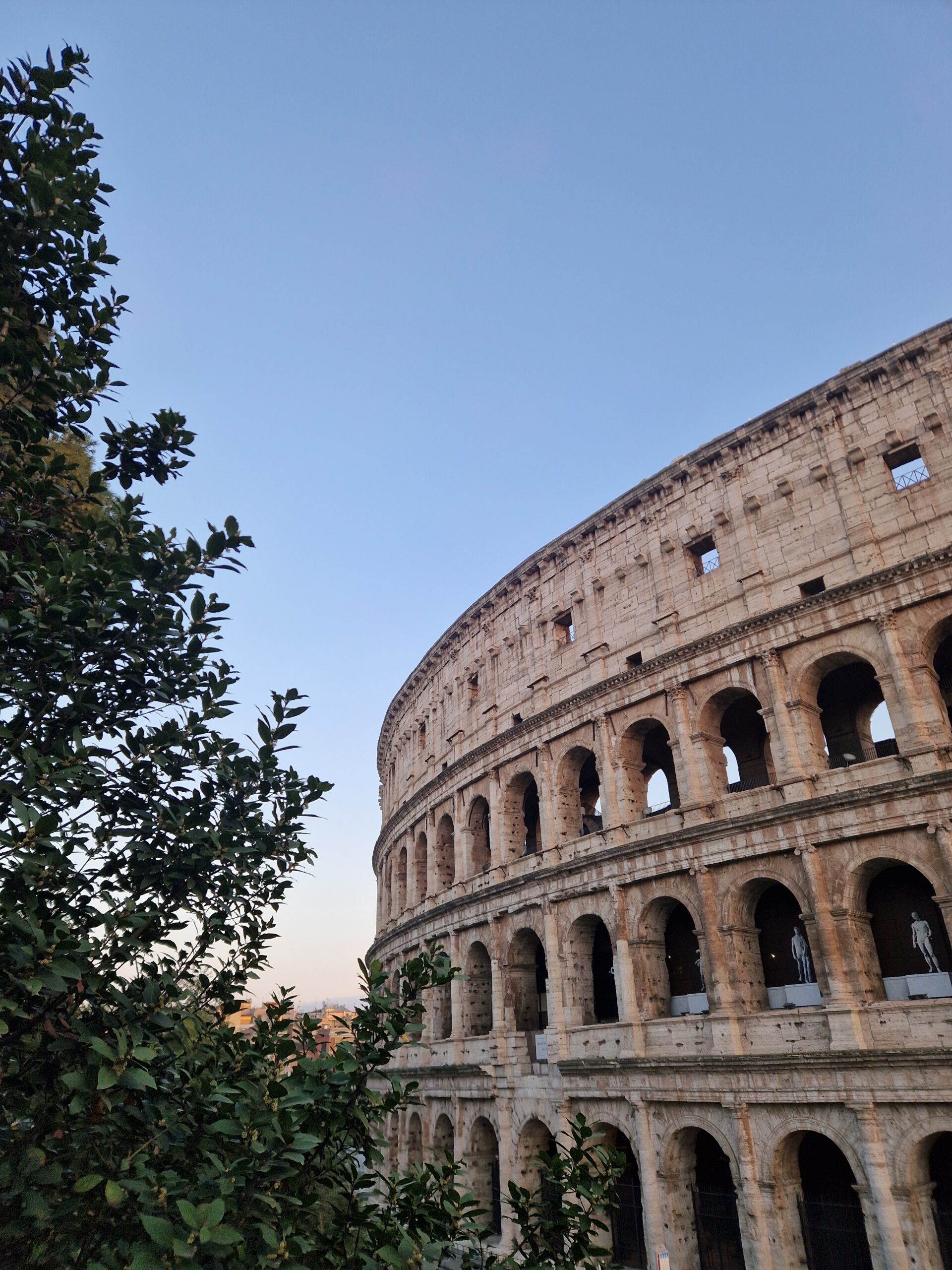 Le colisée de Rome, monument antique emblématique avec ses arches et son architecture