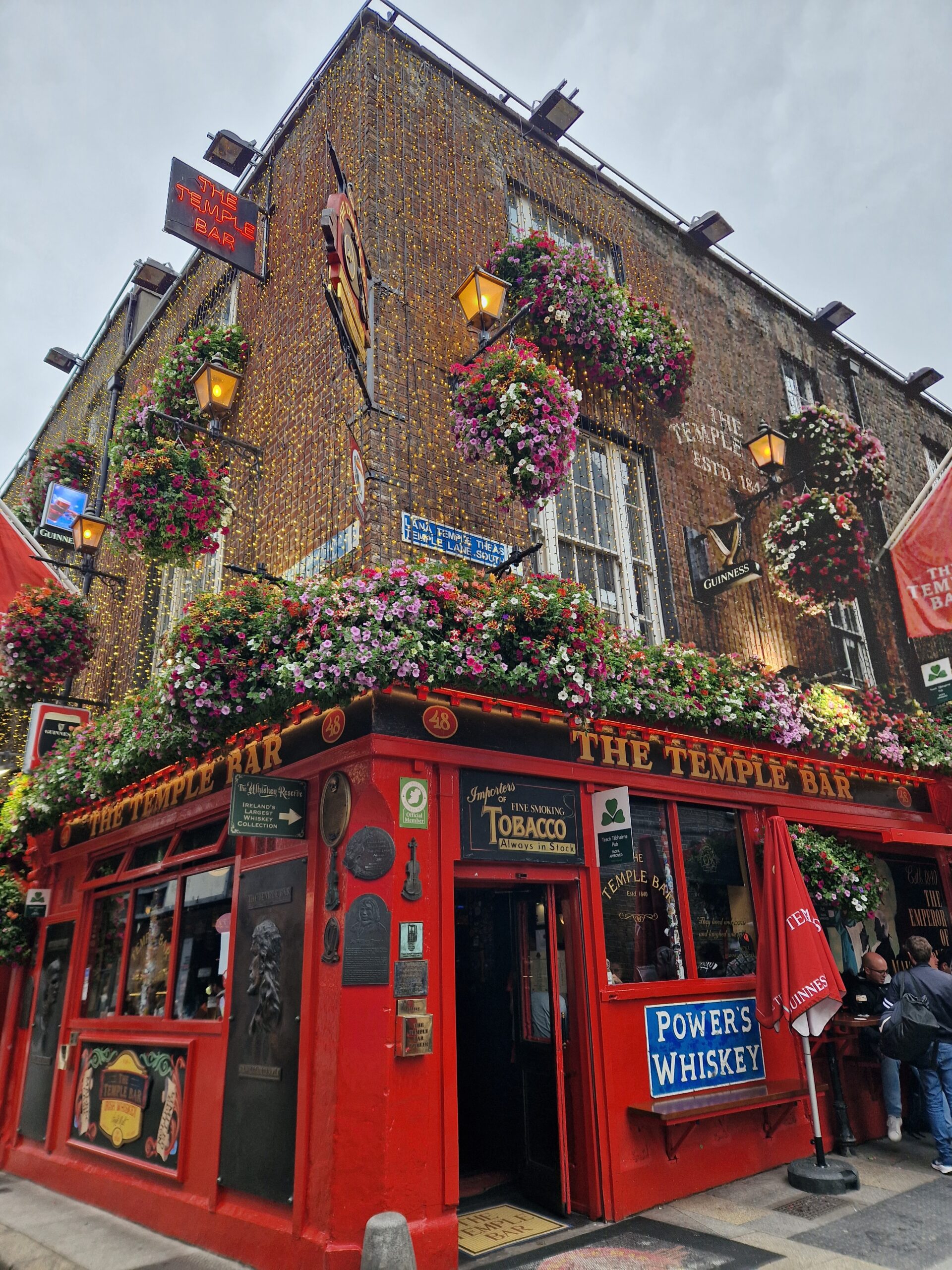 Pub temple bar à Dublin, façade, rouge emblématique décorée de fleurs