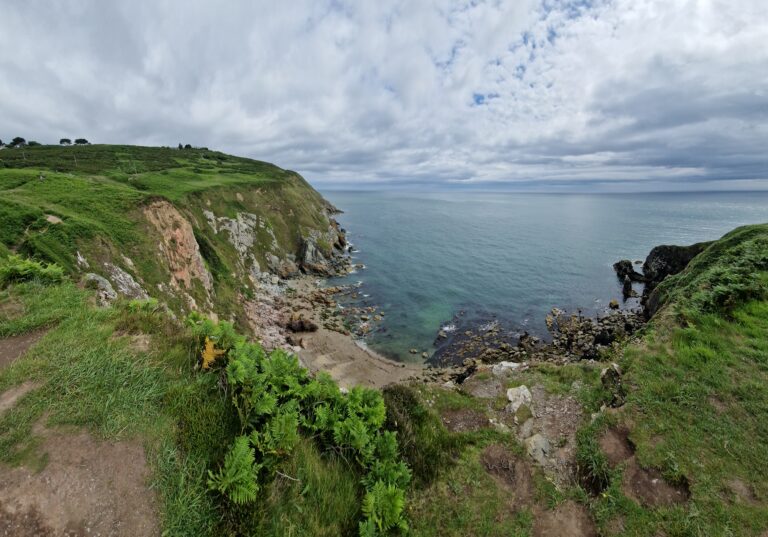 vue sur les falaises de Howth près de Dublin avec la mer et des sentiers côtiers