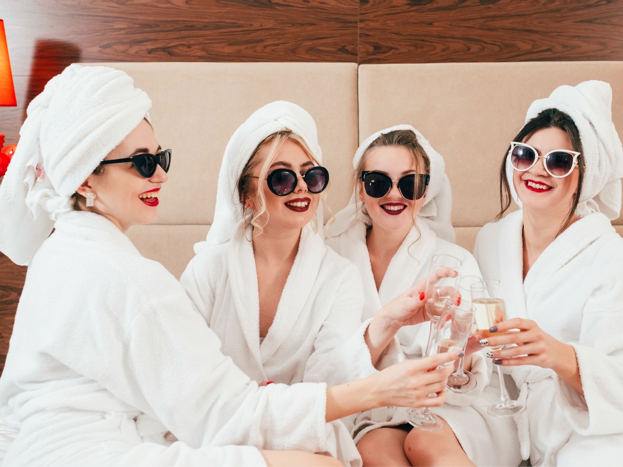 groupe de femmes en peignoir profitant d'un moment de détente
