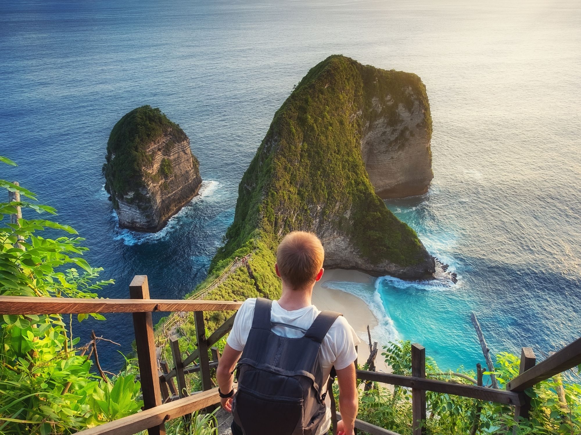 personne avec sac à dos admirant l'île de Nusa Pénida près de Bali