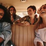 amies complices dans une voiture partageant un moment de soutien et de liberté en road trip