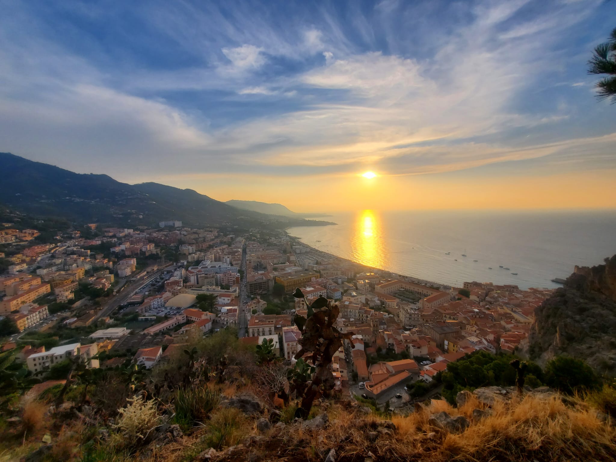 vue sur cefalu en Sicile au coucher du soleil