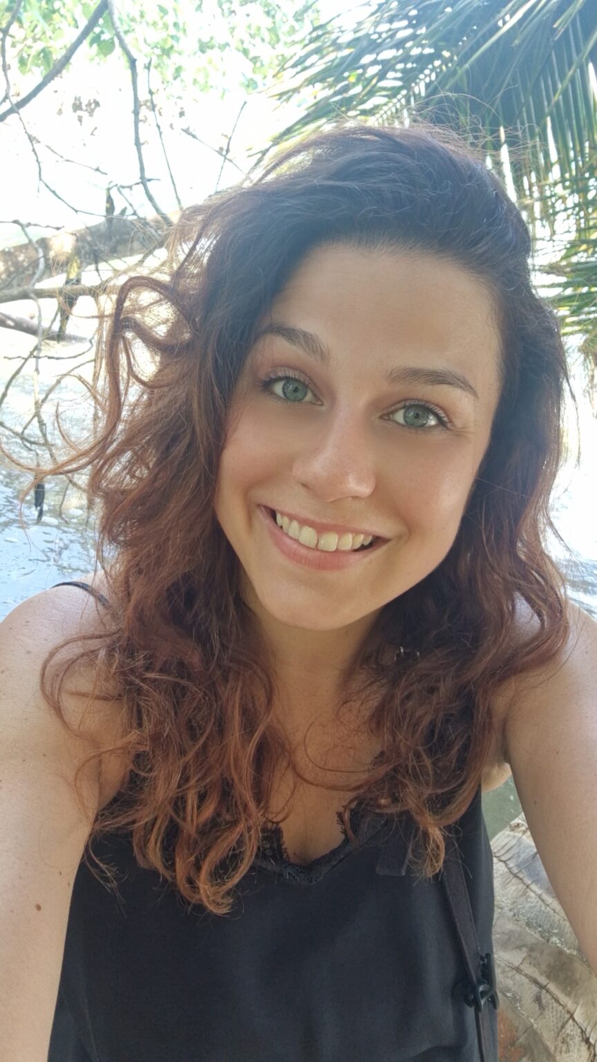 portrait de Priscilla, fondatrice de Voyage & Vous, en voyage dans un cadre tropical
