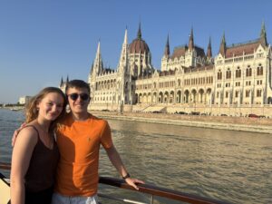 couple devant le Parlement de Budapest au bord du Danube