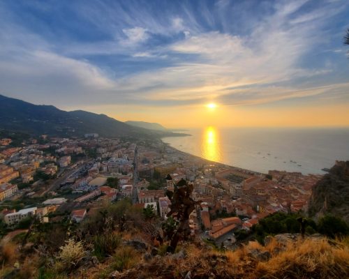 vue sur cefalu en Sicile au coucher du soleil